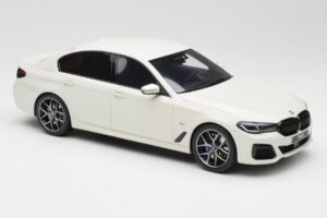 BMW 545e xDrive M-Sport G30 Weiss GT Spirit 1:18 GT496 Resin – Bild 4 von 6