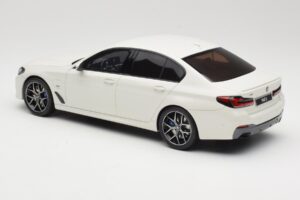 BMW 545e xDrive M-Sport G30 Weiss GT Spirit 1:18 GT496 Resin – Bild 5 von 6