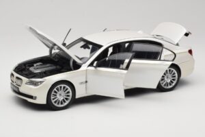 BMW 7 Series F02 760Li Brilliant White Kyosho 1:18 08783BRW Metall – Bild 2 von 8