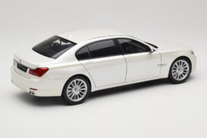 BMW 7 Series F02 760Li Brilliant White Kyosho 1:18 08783BRW Metall – Bild 3 von 8