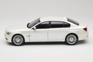 BMW 7 Series F02 760Li Brilliant White Kyosho 1:18 08783BRW Metall – Bild 4 von 8