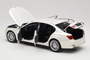 BMW 7 Series F02 760Li Brilliant White Kyosho 1:18 08783BRW Metall – Bild 5 von 8