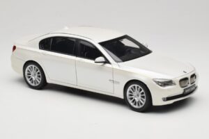 BMW 7 Series F02 760Li Brilliant White Kyosho 1:18 08783BRW Metall – Bild 6 von 8
