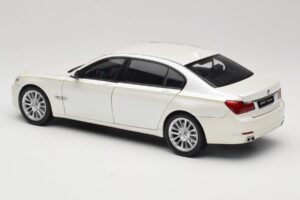 BMW 7 Series F02 760Li Brilliant White Kyosho 1:18 08783BRW Metall – Bild 7 von 8
