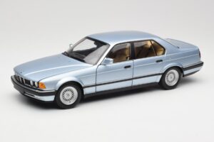 BMW 730i E32 Hellblau Metallic Minichamps 1:18 100023008 Metall