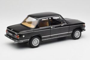 BMW 2002 L E10 Schwarz AUTOart 1:18 70603 Metall – Bild 3 von 8