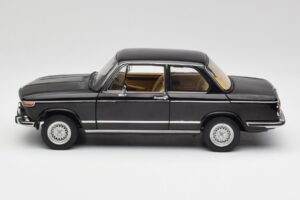 BMW 2002 L E10 Schwarz AUTOart 1:18 70603 Metall – Bild 4 von 8