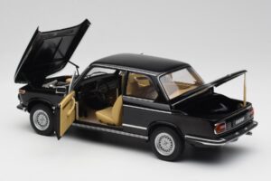 BMW 2002 L E10 Schwarz AUTOart 1:18 70603 Metall – Bild 5 von 8