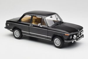BMW 2002 L E10 Schwarz AUTOart 1:18 70603 Metall – Bild 6 von 8