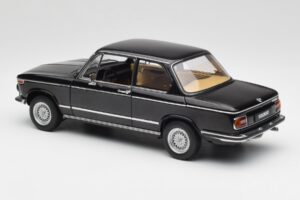 BMW 2002 L E10 Schwarz AUTOart 1:18 70603 Metall – Bild 7 von 8