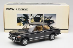 BMW 2002 L E10 Schwarz AUTOart 1:18 70603 Metall – Bild 8 von 8