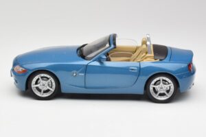 BMW Z4 E85 Maldives Blue Bburago 1:18 34046BLUE Metall – Bild 4 von 8
