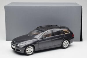 BMW 330i E91 Touring Dunkelgrau Kyosho 1:18 80430394360 Metall – Bild 8 von 8