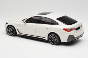 BMW i4 M50 G26 Alpine White Minichamps 1:18 110023011 Metall – Bild 7 von 8