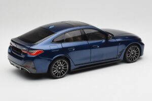 BMW i4 M50 G26 Portimao Blue Minichamps 1:18 110023012 Metall – Bild 3 von 8