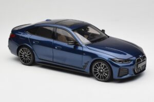 BMW i4 M50 G26 Portimao Blue Minichamps 1:18 110023012 Metall – Bild 6 von 8
