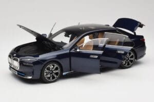 BMW i7 G70 Blue Metallic Minichamps 1:18 110023202 Metall – Bild 2 von 8