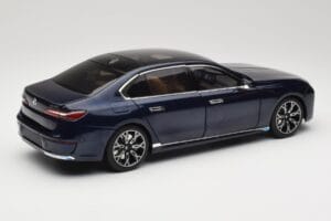 BMW i7 G70 Blue Metallic Minichamps 1:18 110023202 Metall – Bild 3 von 8