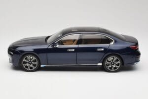 BMW i7 G70 Blue Metallic Minichamps 1:18 110023202 Metall – Bild 4 von 8