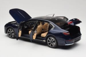 BMW i7 G70 Blue Metallic Minichamps 1:18 110023202 Metall – Bild 5 von 8