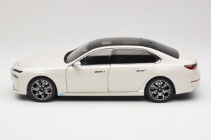 BMW i7 G70 White Metallic Minichamps 1:18 110023200 Metall – Bild 4 von 8
