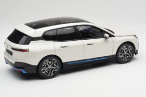BMW iX Alpine White Minichamps 1:18 110023102 Metall – Bild 3 von 8