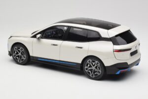 BMW iX Alpine White Minichamps 1:18 110023102 Metall – Bild 7 von 8