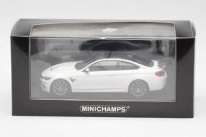 BMW M4 GTS F82 Weiss Mit Grauen Felgen Minichamps 1:43 410025221 Metall – Bild 4 von 4