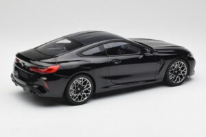 BMW M8 F92 Saphirschwarz Minichamps 1:18 110029021 Metall – Bild 3 von 8