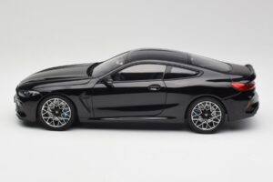 BMW M8 F92 Saphirschwarz Minichamps 1:18 110029021 Metall – Bild 4 von 8