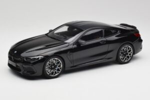 BMW M8 F92 Saphirschwarz Minichamps 1:18 110029021 Metall