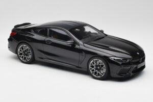 BMW M8 F92 Saphirschwarz Minichamps 1:18 110029021 Metall – Bild 6 von 8