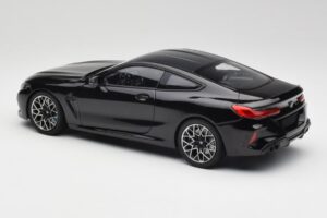 BMW M8 F92 Saphirschwarz Minichamps 1:18 110029021 Metall – Bild 7 von 8