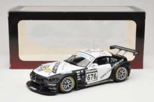 BMW Z4 #676 H. Stuck / J. Hennerici / D. Hurtgen Team Schubert Nürburgring 24 Hours 2006 AUTOart 1:18 80649 Metall – Bild 6 von 6