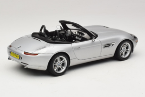 BMW Z8 Silber 007 The World Is Not Enough AUTOart 1:18 70511 Metall – Bild 3 von 8
