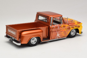Chevrolet C-10 Stepside Pickup Lowrider Orange mit Flamme Sun Star 1:18 1392 Metall – Bild 2 von 6