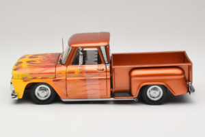 Chevrolet C-10 Stepside Pickup Lowrider Orange mit Flamme Sun Star 1:18 1392 Metall – Bild 3 von 6