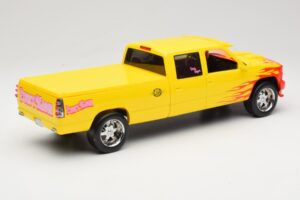 Chevrolet C2500 Silverado Pussy Wagon From Kill Bill Gelb GreenLight 1:18 19015 Metall – Bild 2 von 6