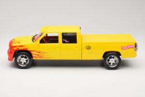 Chevrolet C2500 Silverado Pussy Wagon From Kill Bill Gelb GreenLight 1:18 19015 Metall – Bild 3 von 6