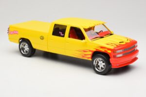 Chevrolet C2500 Silverado Pussy Wagon From Kill Bill Gelb GreenLight 1:18 19015 Metall – Bild 4 von 6