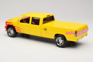Chevrolet C2500 Silverado Pussy Wagon From Kill Bill Gelb GreenLight 1:18 19015 Metall – Bild 5 von 6