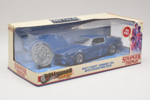 Chevrolet Camaro Z28 Stranger Things With Collectible Coin Metals Diecast 1:24 31110 Metall – Bild 2 von 3