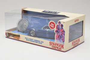 Chevrolet Camaro Z28 Stranger Things With Collectible Coin Metals Diecast 1:24 31110 Metall – Bild 3 von 3