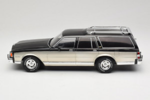 Chevrolet Caprice Estate Wagon Silber & Grau MCG 1:18 MCG18478 Metall – Bild 3 von 6