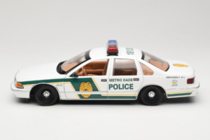 Chevrolet Caprice Metro Dade Polizei UT Models 1:18 21024 Metall – Bild 4 von 8
