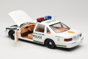 Chevrolet Caprice Metro Dade Polizei UT Models 1:18 21024 Metall – Bild 5 von 8