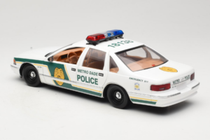 Chevrolet Caprice Metro Dade Polizei UT Models 1:18 21024 Metall – Bild 7 von 8