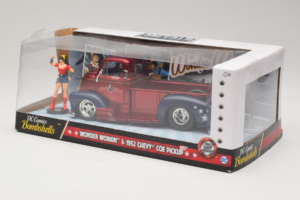 Chevrolet COE Pickup Wonder Woman With Figure Metals Diecast 1:24 30453 Metall – Bild 3 von 3