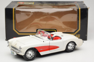 Chevrolet Corvette C1 Weiss & Rot Bburago 1:18 3024-M3 Metall – Bild 8 von 8
