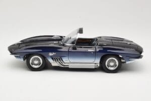 Chevrolet Corvette Mako Shark Dunkelblau UT Models 1:18 21061 Metall – Bild 4 von 8